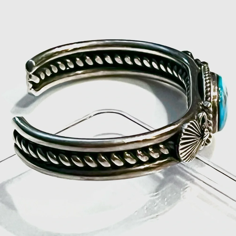 Signed - Derrick Gordon, Navajo. Elegant “Ajax” Turquoise Sterling Silver Cuff - Picture 5 of 12